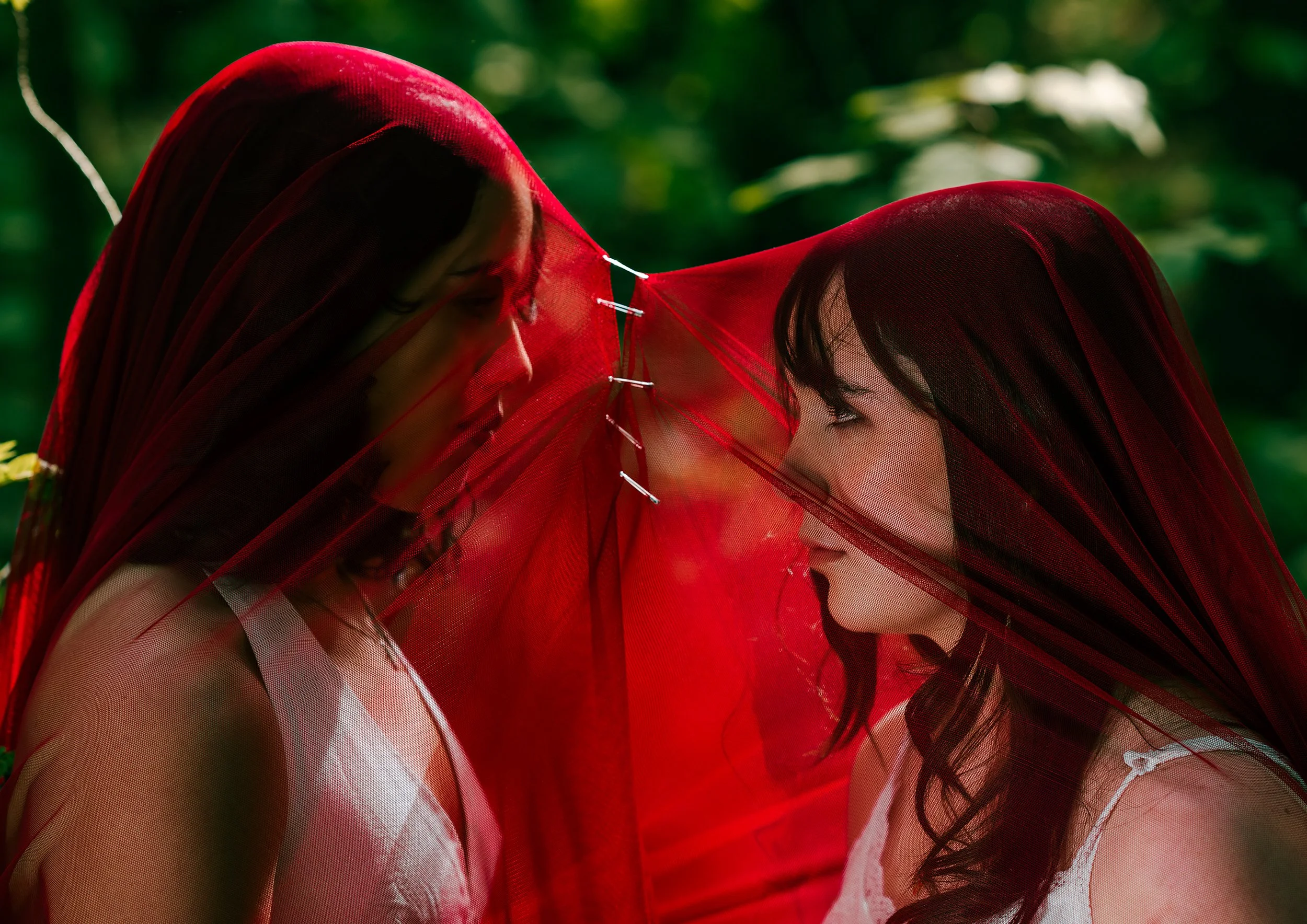 "life imitates art" "to jenter med rødt sjal over hodene"