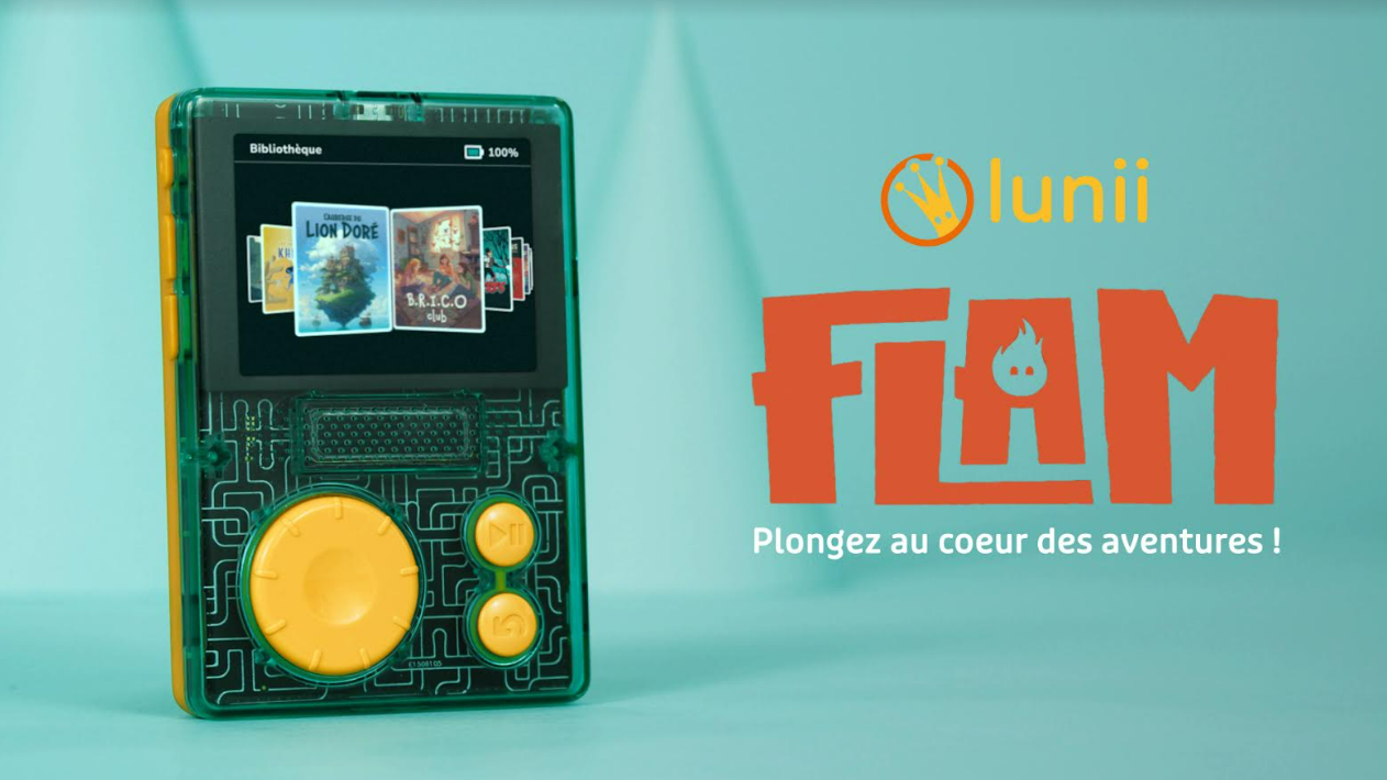 Une console de jeux vidéo portable avec un écran affichant une bibliothèque de livres et des couvertures de livres. À droite, le logo "lunii" et le texte "FAMIL" en lettres rouges avec une flamme, accompagnés du slogan "Plongez au cœur des aventures !"