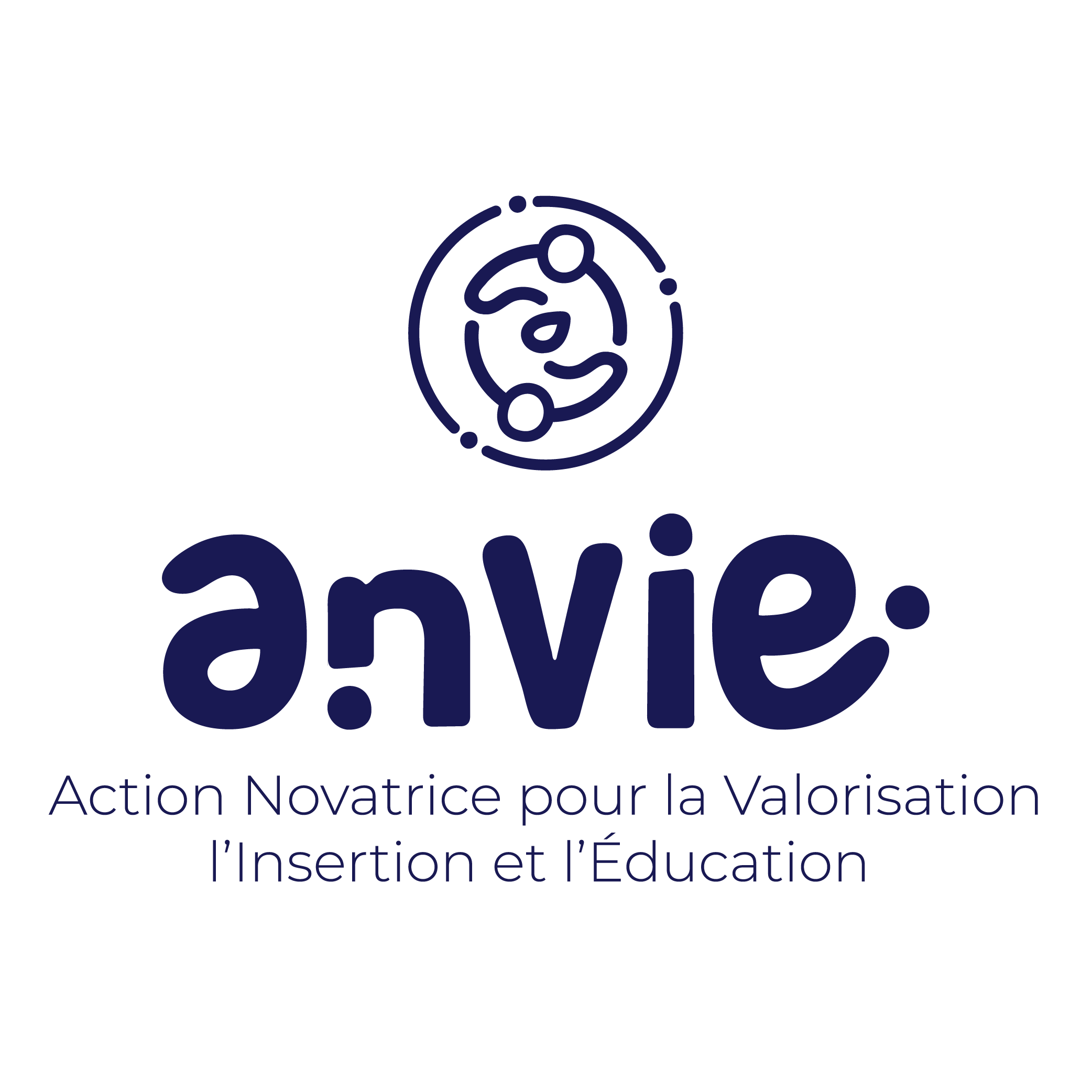 Logo de l'organisation avec un visage stylisé à l'intérieur d'un cercle, et le texte en français : Action Novatrice pour la Valorisation, l'Insertion et l'Éducation.