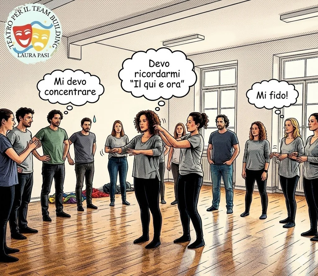 Colleghi che collaborano durante un workshop di team building impegnati in un'attività di gruppo dinamica