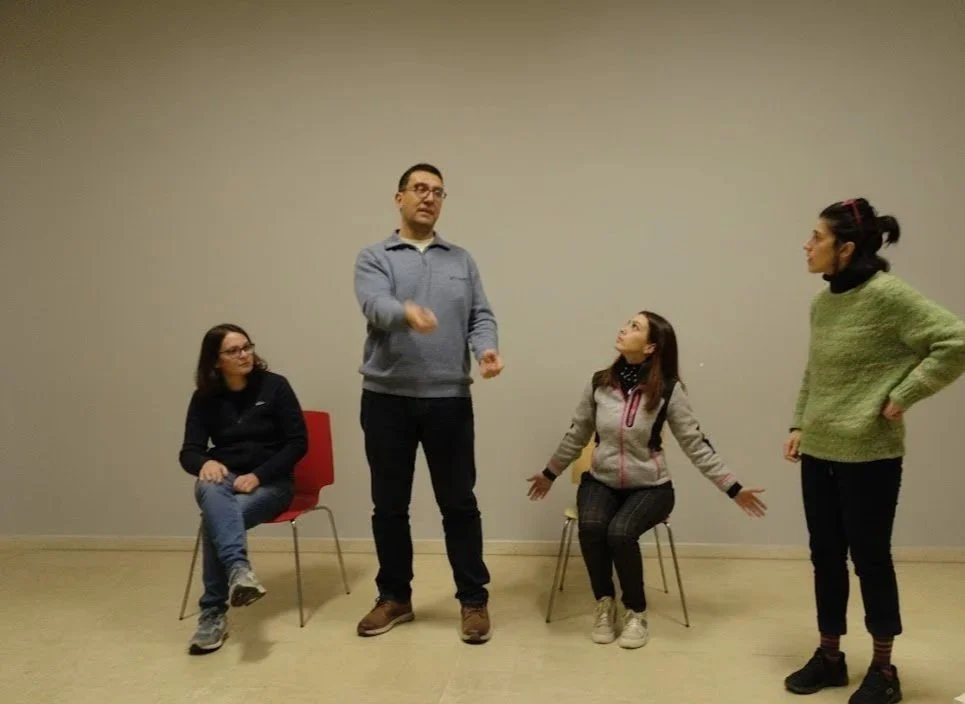 L'improvvisazione non è caos, è ascolto puro. Qui il team impara a costruire sull'idea dell'altro.