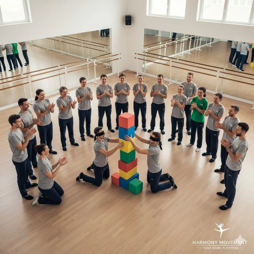 Gruppo di persone che si allenano in una sala di danza, con alcuni indossano magliette grigie, mentre due persone al centro sono con gli occhi bendati e stanno spostando una torre di blocchi colorati.