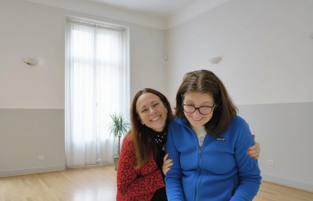 La forza di un team risiede nella qualità delle relazioni tra i suoi membri. Un momento di complicità catturato durante le nostre attività di team building: perché dietro ogni grande progetto ci sono persone che sanno sorridere insieme.