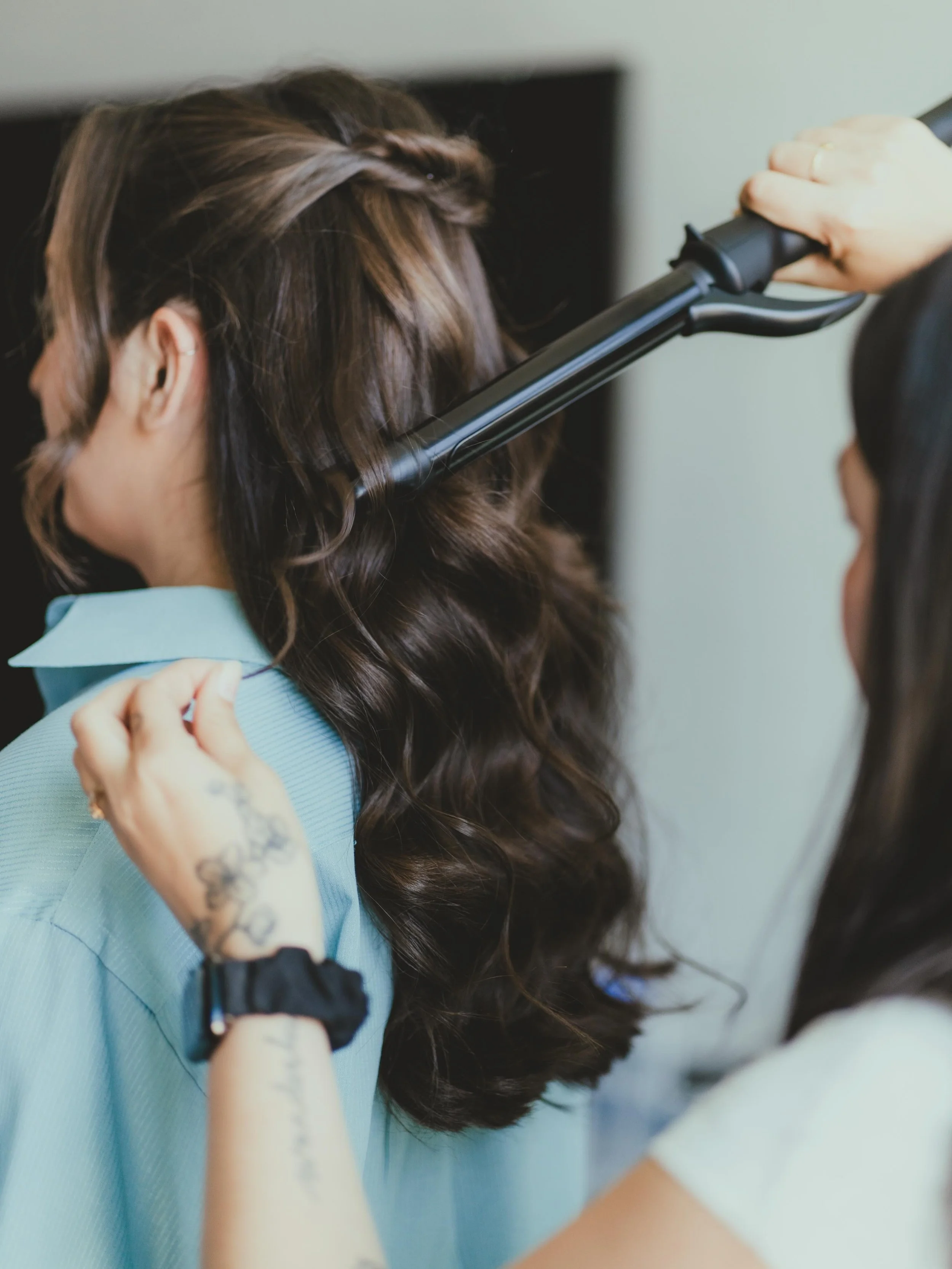 Pro tips for prepping your hair before your styling session:

To get the best, longest-lasting results from your style, please arrive with clean, completely dry hair.

Avoid heavy conditioners, oils, and leave-in products before your appointment, as 