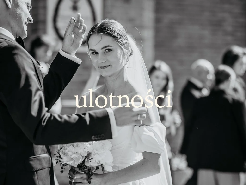 A black and white photo of a bride and groom at their wedding ceremony, with the bride holding a bouquet of flowers and smiling, while the groom gestures with his hand. The word 'ulotności' is overlaid on the image.
