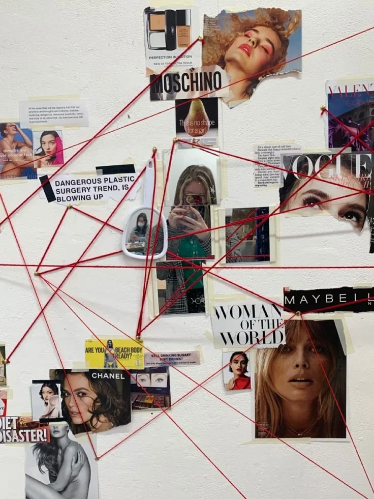 Un mur blanc avec plusieurs magazines, photographies et notes collés, connectés par des fils rouges représentant la stratégie