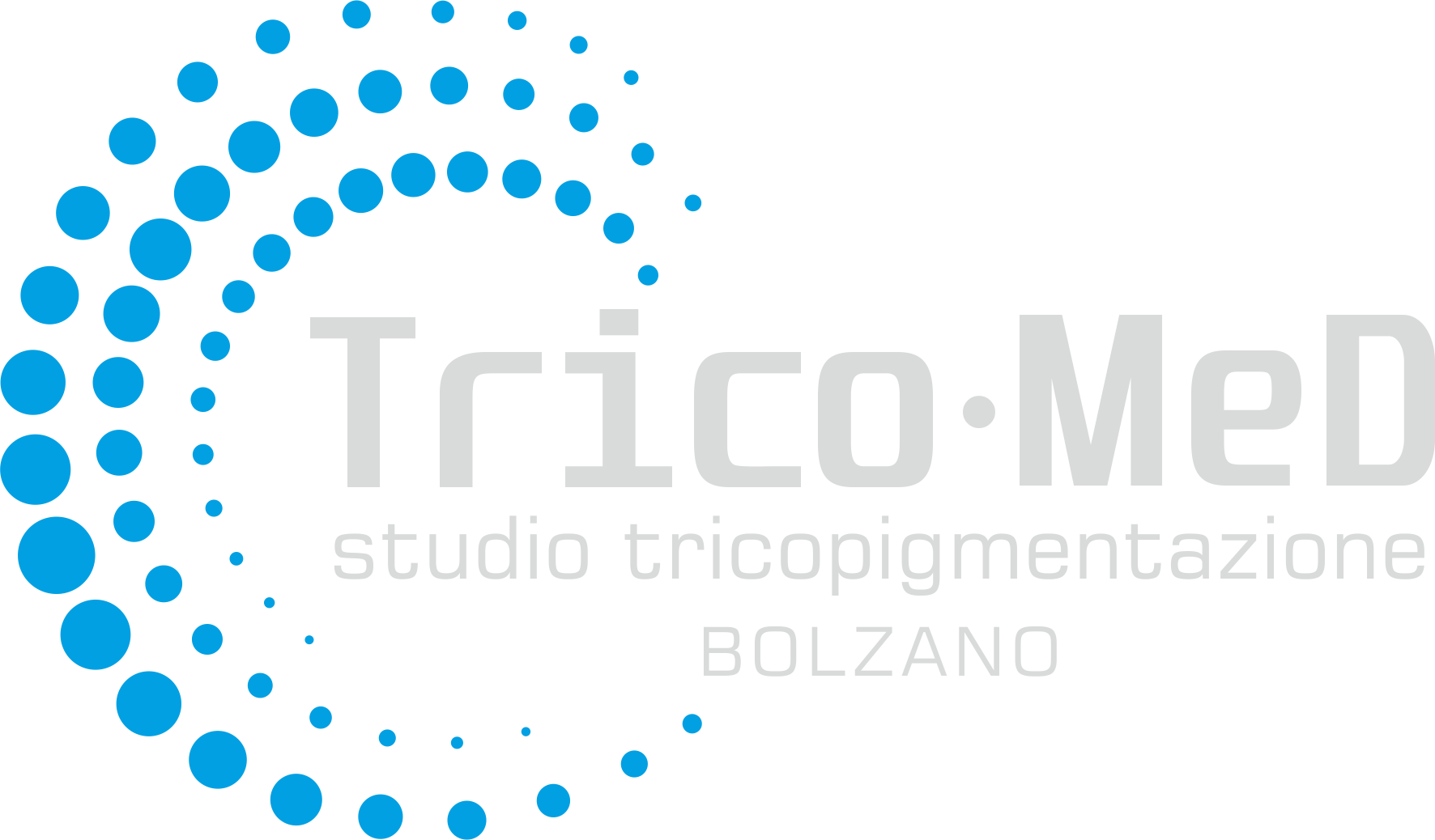 Logo di Trico-MED, studio tricopigmentazione di Bolzano, con un design di cerchi blu disposti a formare una semicirconferenza e testo in bianco e grigio su sfondo nero.