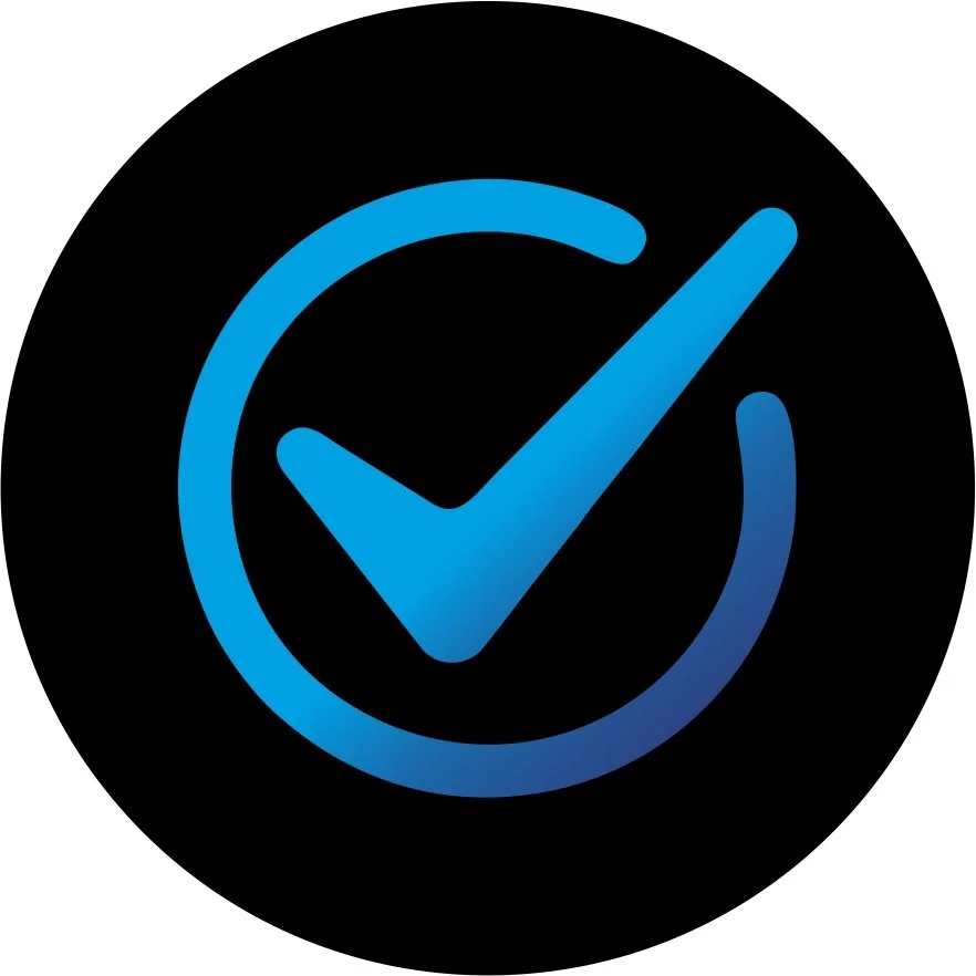 Simbolo di approvazione o completamento rappresentato da una spunta blu all'interno di un cerchio, su sfondo nero.