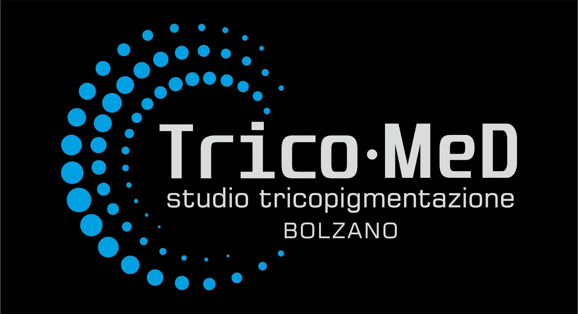 Logo di Trico-MED studio tricopigmentazione Bolzano con cerchi blu che formano una spirale e testo grigio su sfondo nero.