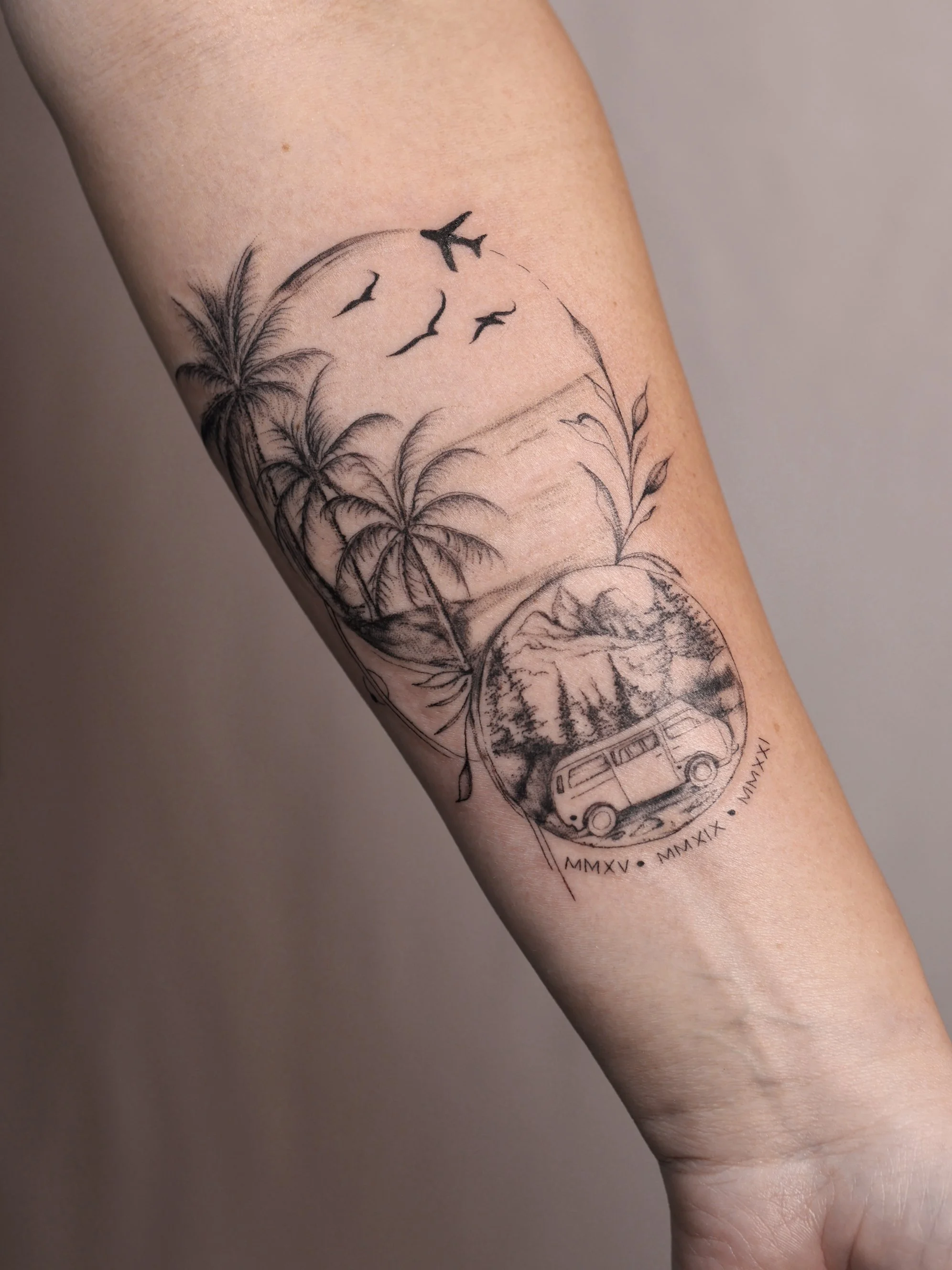 Tatouage représentant un paysage côtier avec des palmiers, un van et un cercle contenant une scène de forêt, accompagné de chiffres romains.