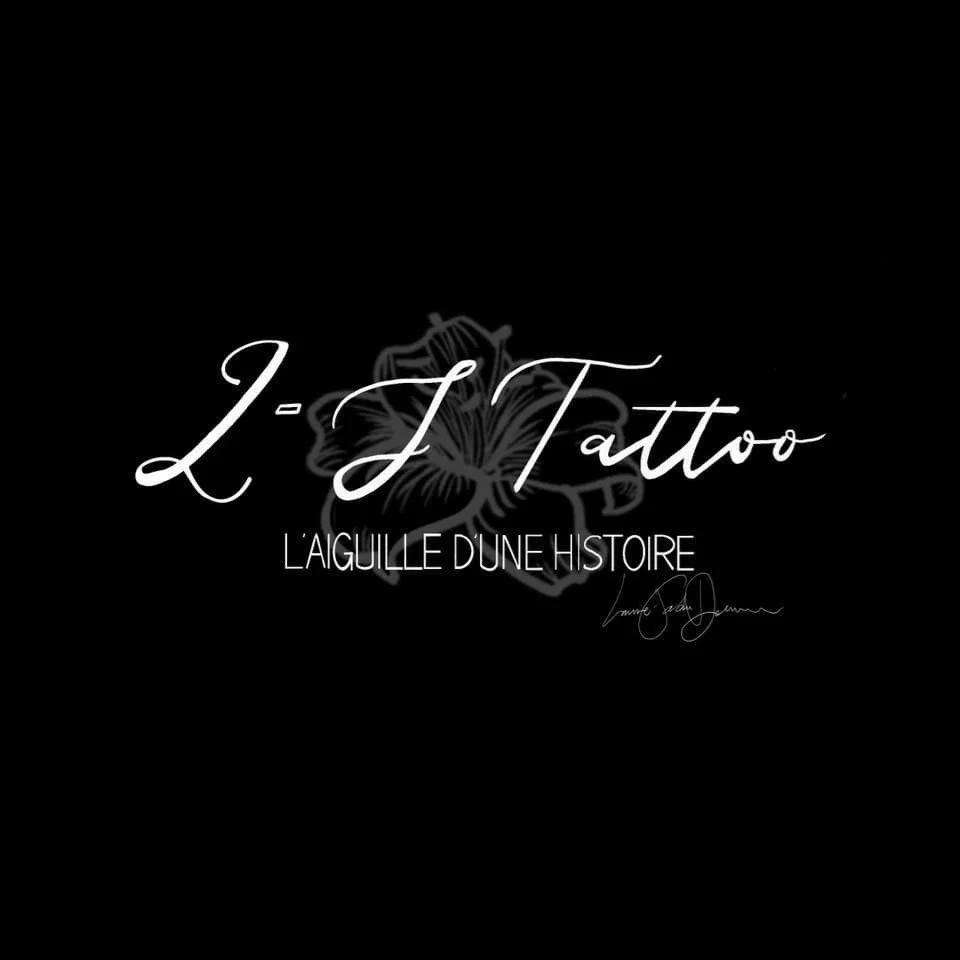 Logo avec texte 'L. J. Tattoo' et sous-titre 'L'aiguille d'une histoire' sur fond noir, avec une ligne artistique représentant une aiguille de tatouage et une hibiscus.