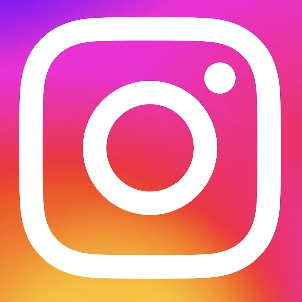 Logo d'Instagram avec un fond coloré en dégradé de rose, orange, jaune et violet.