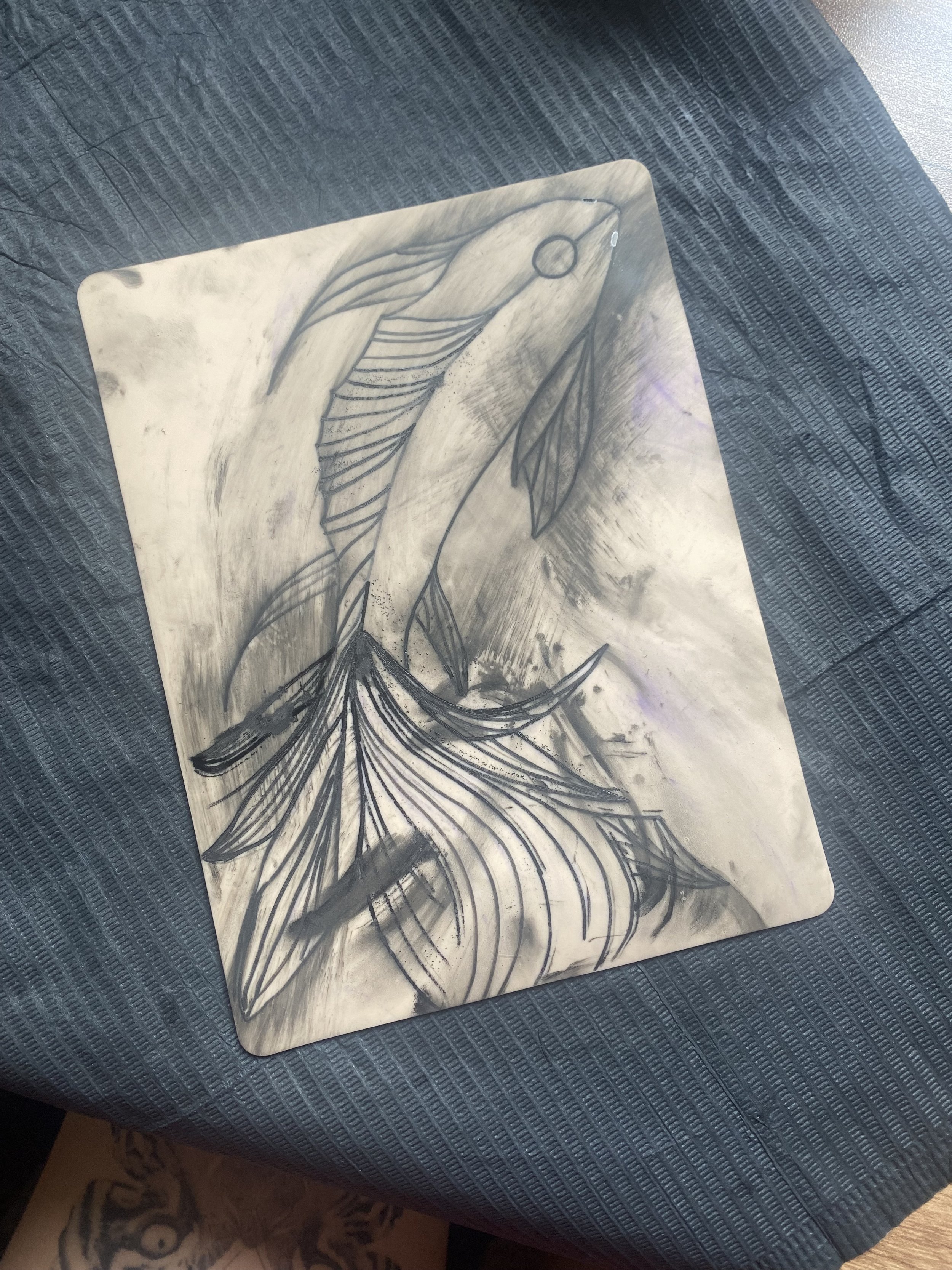 Dessin au crayon d'un poisson avec des nageoires longues et fluides, représenté en style artistique abstrait.