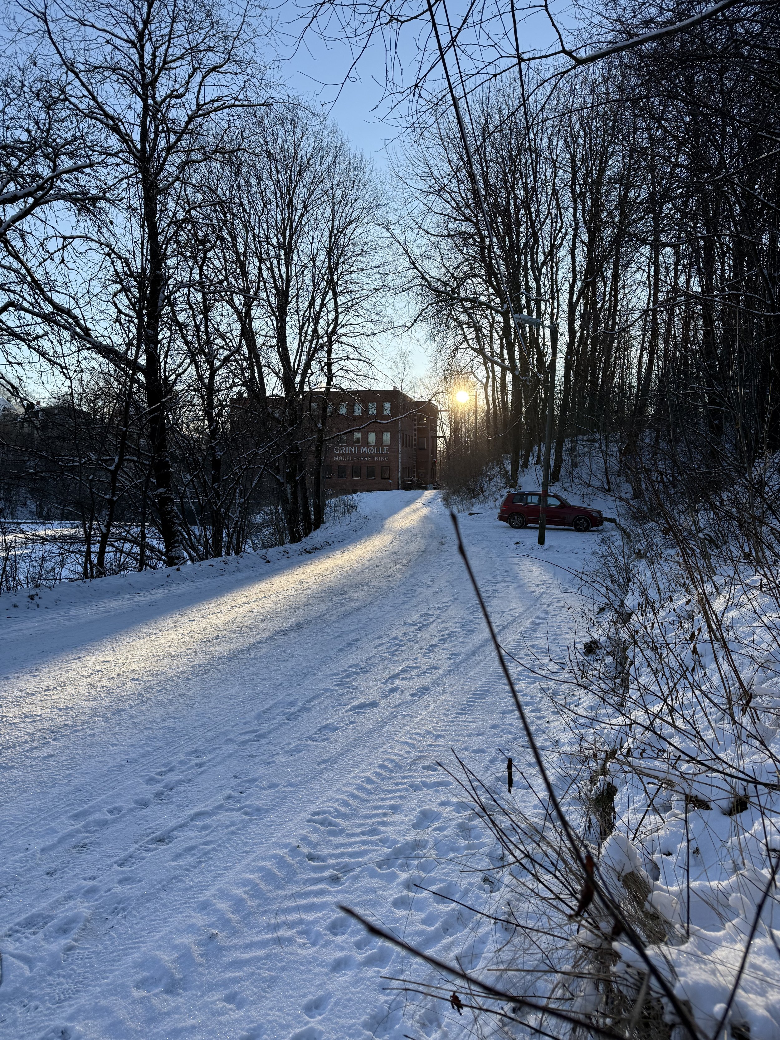 Kommer du med bil til Yogalåven er det masse gratis parkering langs veien og utenfor bygget