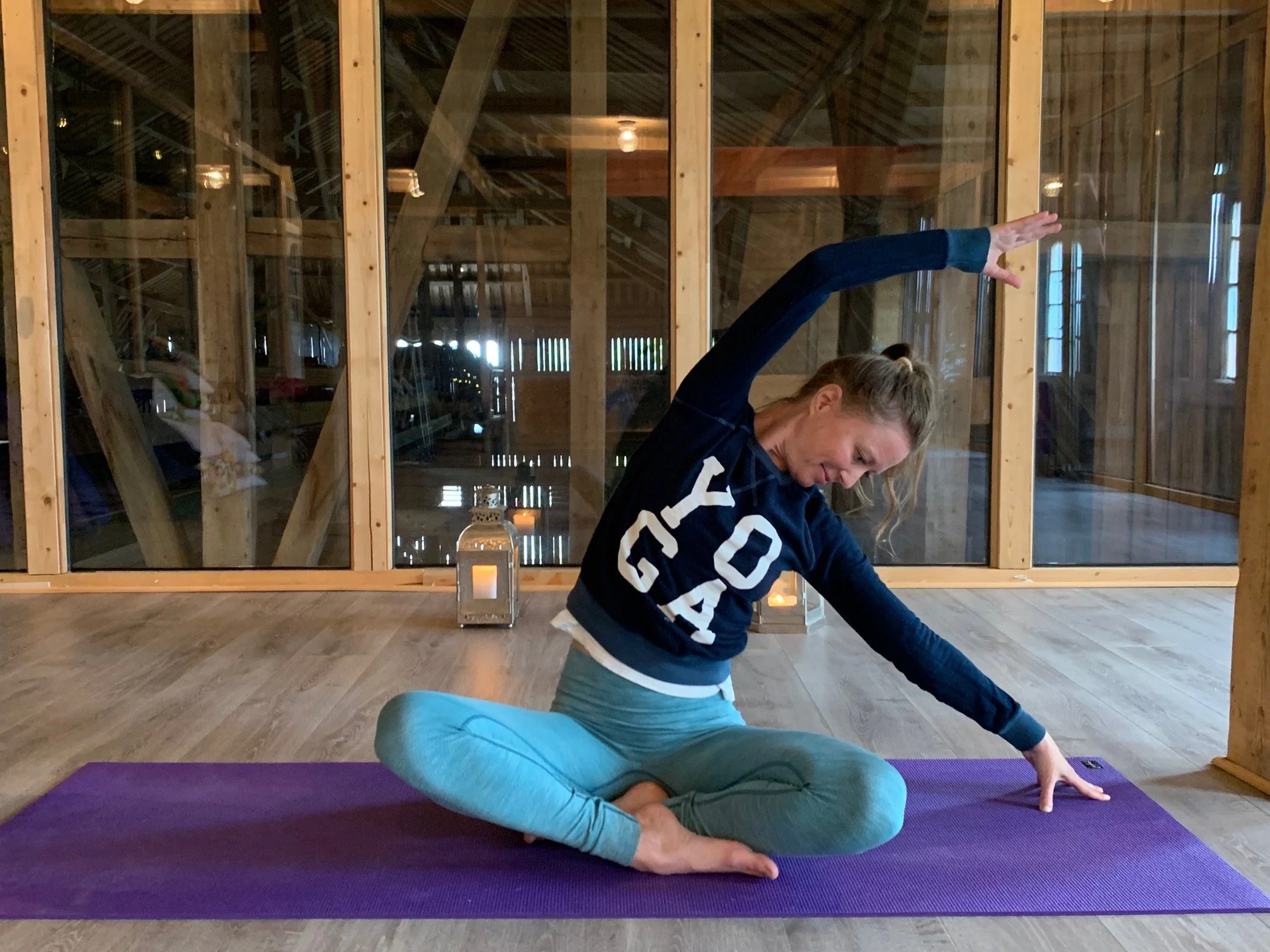 Nina som gjør yoga i Yogalåven sine tidligere lokaler