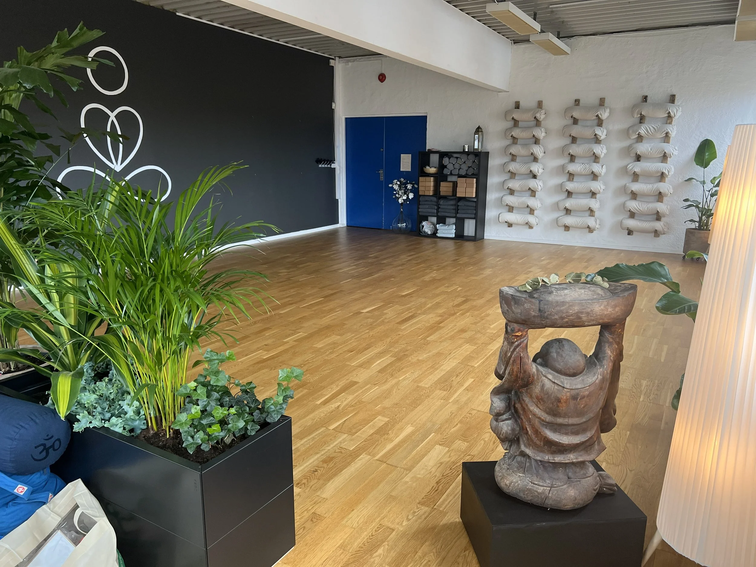 Yogarommet til Yogalåven sett fra kjøkkenet mot inngangsdøren