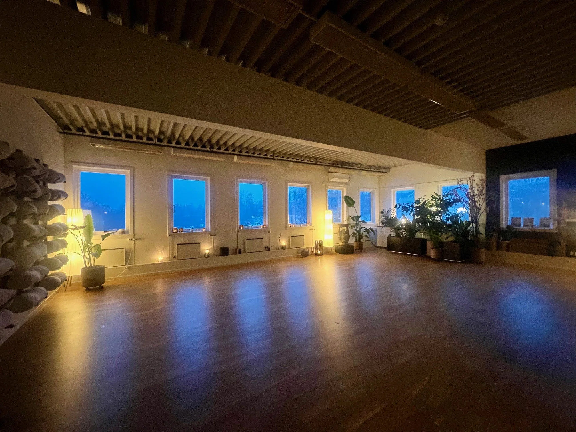 Yogarommet til Yogalåven i fin kveldsstemning