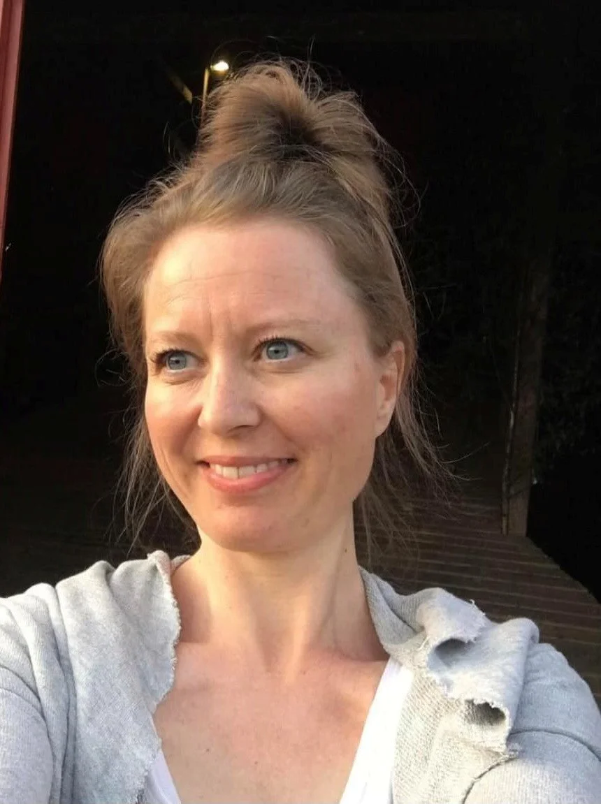 Nina Birkeland er eier av Yogalåven og underviser også her