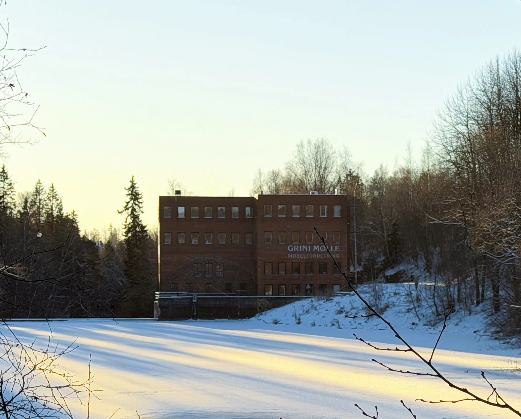 Yogalåven og Grini Mølle i vinterdrakt