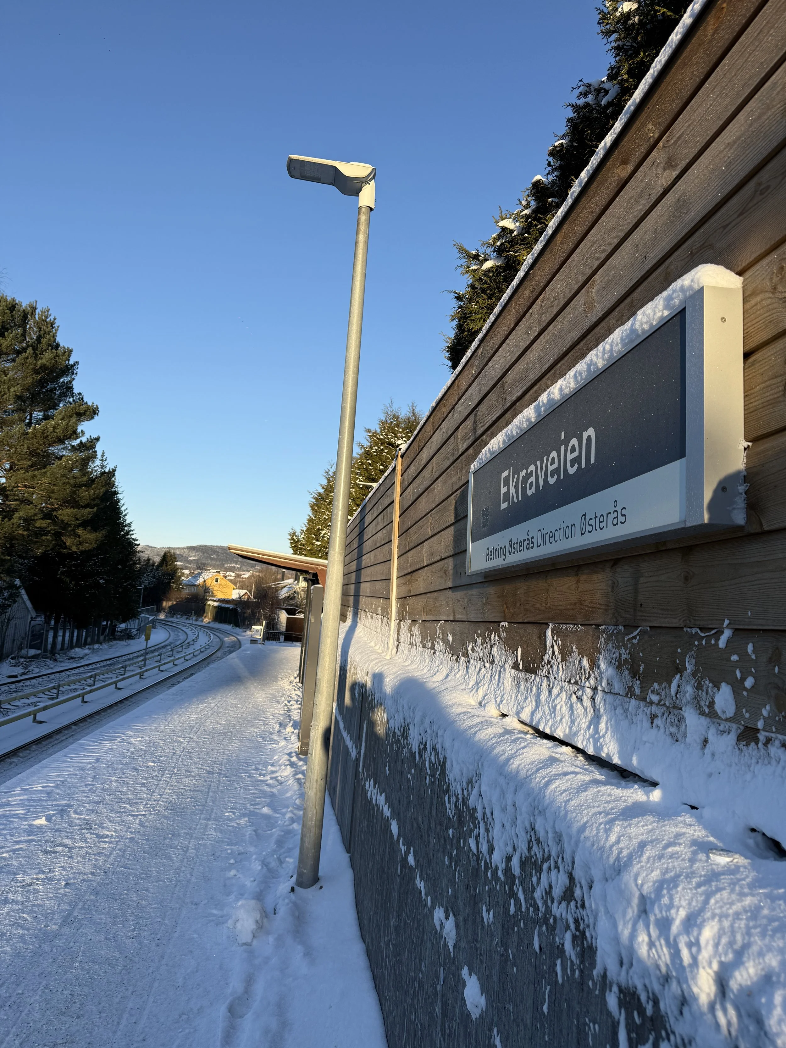 Det er bare 7 minutter å gå fra Ekeraveien T-banestasjon til Yogalåven. Kjører du ikke bil er det enkelt å komme til oss