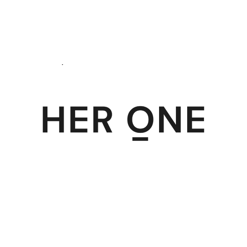 Das Bild zeigt den Text 'HER ONE' in großen, schwarzen Buchstaben auf einem weißen Hintergrund.