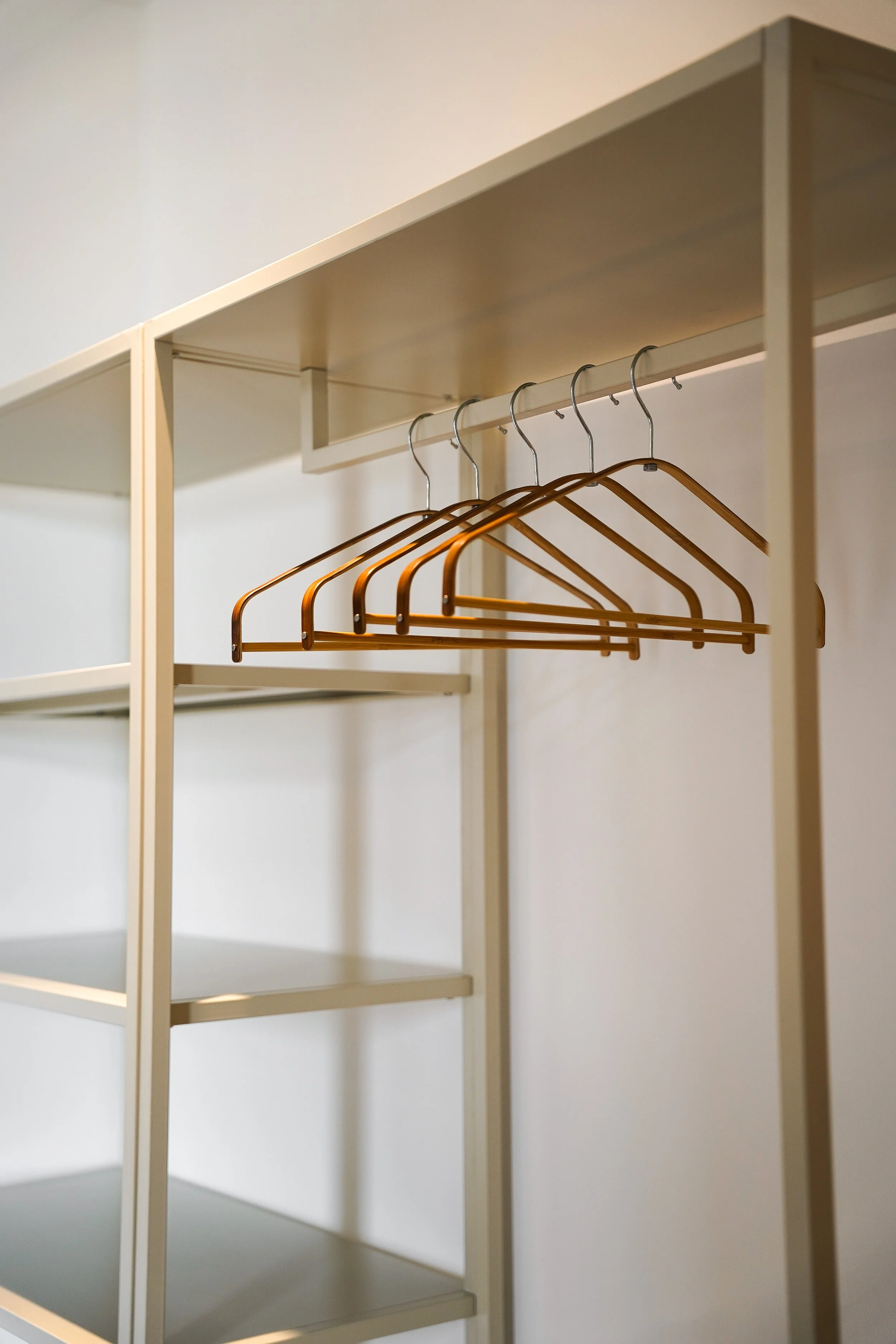 Leere weiße Regale mit Hängern in einem Raum