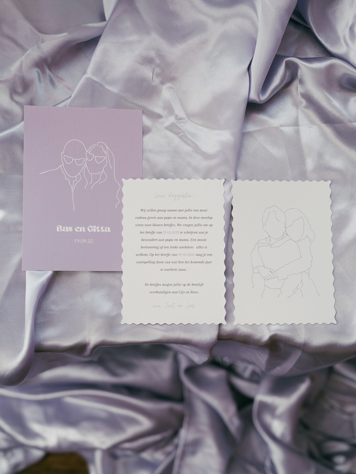 Een lavendel kaart en twee witte kaarten met geschulpte randen, voorzien van lijnillustraties van een stel met zonnebrillen, geplaatst op glanzende lila stof. Eén witte kaart bevat een handgeschreven notitie; de andere kaarten tonen lijntekeningen.