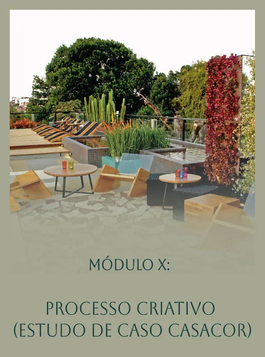 Área externa com mobiliário de varanda, plantas e jardim, incluindo uma parede com vegetação vermelha, com céu claro ao fundo.