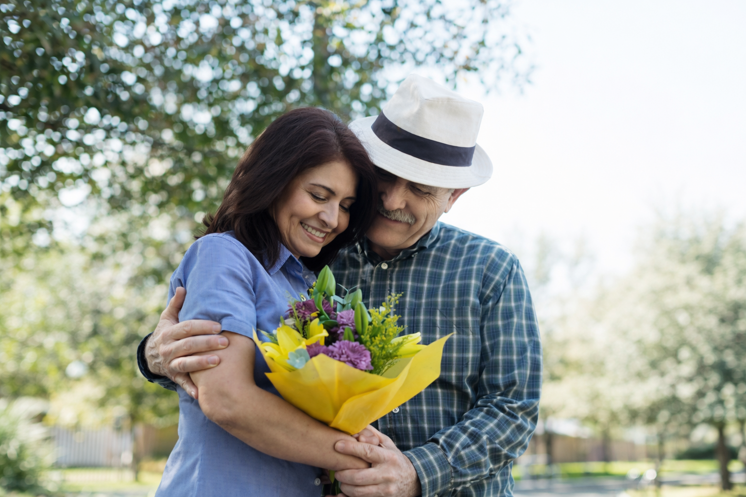 Man Hugging Woman+valteos flowers and gifts+fresh flowers+easter+el paso+texas+new mexico.png
