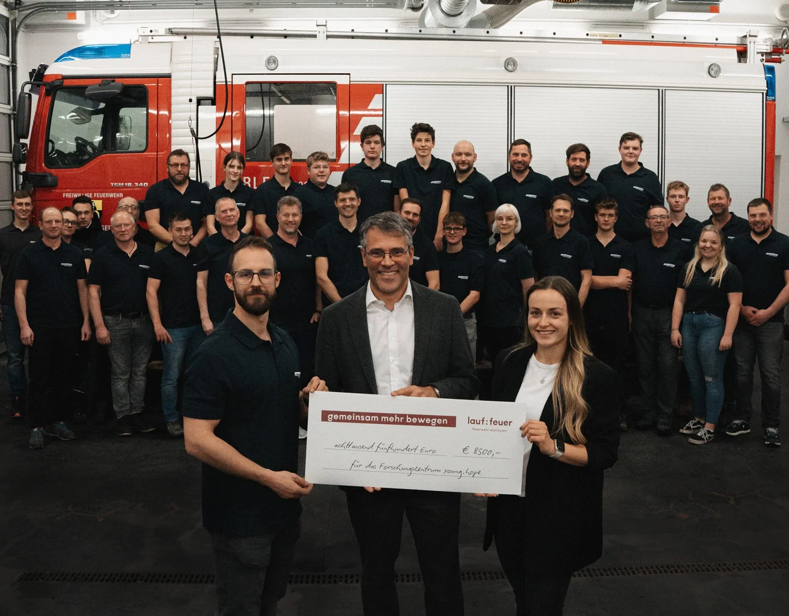 Übergabe des Spendenschecks an young.hope mit Julia und Christoph Hermann sowie Dr. Daniel Weghuber nach dem Charitylauf lauf:feuer 2024