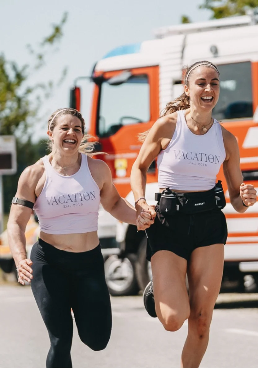 Zwei sportliche Läuferinnen beim Charitylauf lauf:feuer 2023 in Elixhausen