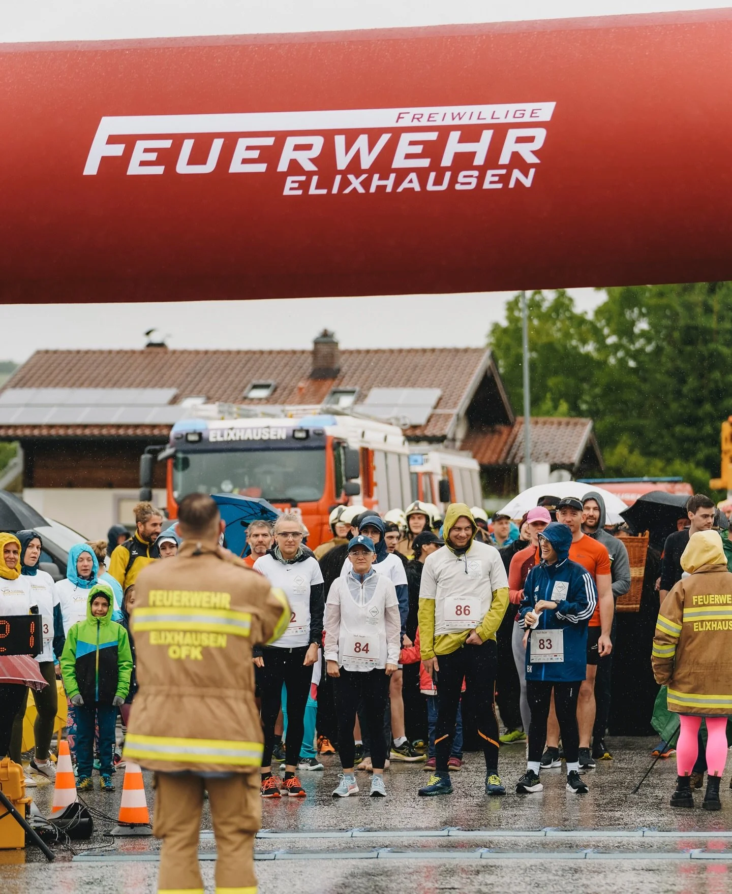 Am 1. Juni war es endlich soweit: unser Charity-Lauf, das &bdquo;lauf:feuer&ldquo; ging in die 2. Runde 🔥

Traditionsvereine, Blaulichtorganisationen, Teams, Familien, Sportler, Gro&szlig;eltern, &Auml;rzte, Kinder, Hunde &ndash; alle waren Teil uns