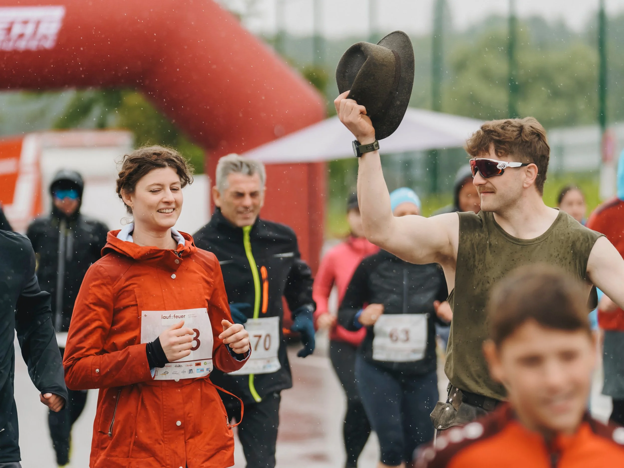 Zielbereich mit Stimmung beim Charitylauf lauf:feuer in Elixhausen