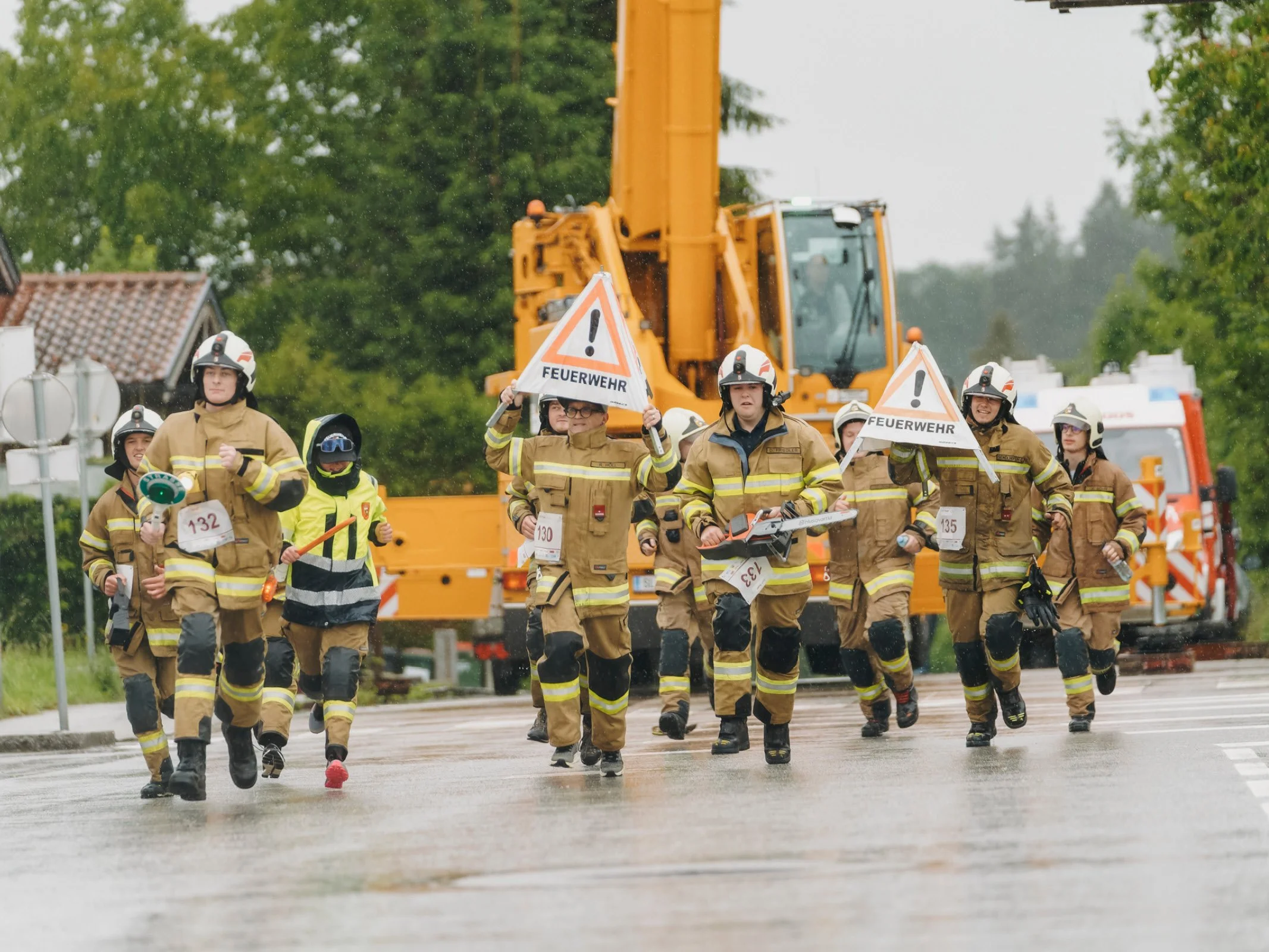 Blaulichtorganisationen beim gemeinsamen Zieleinlauf nach dem Charitylauf lauf:feuer 2024 in Elixhausen