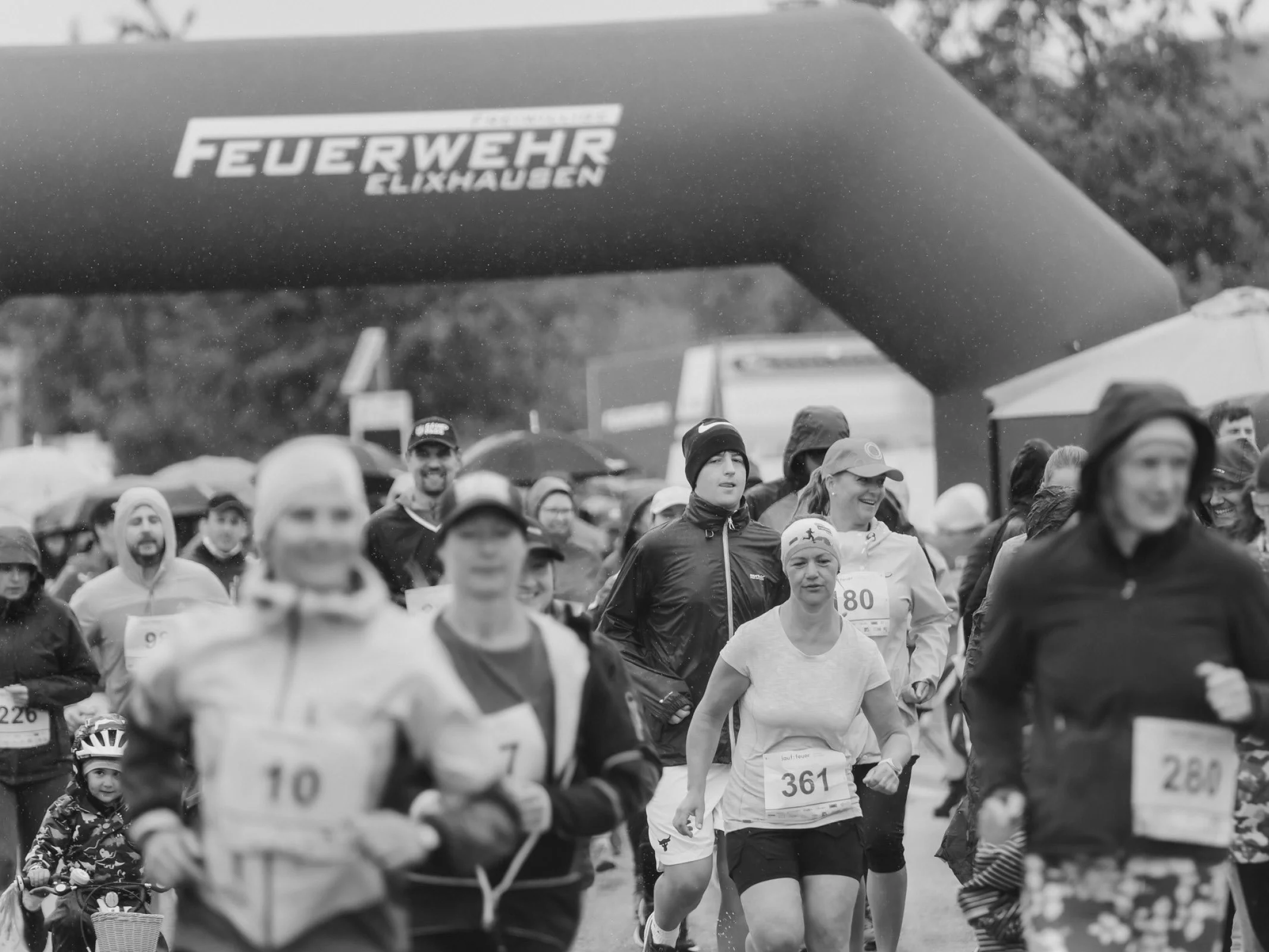 Startbereich mit vielen Läuferinnen und Läufern beim Charitylauf lauf:feuer 2024 in Elixhausen