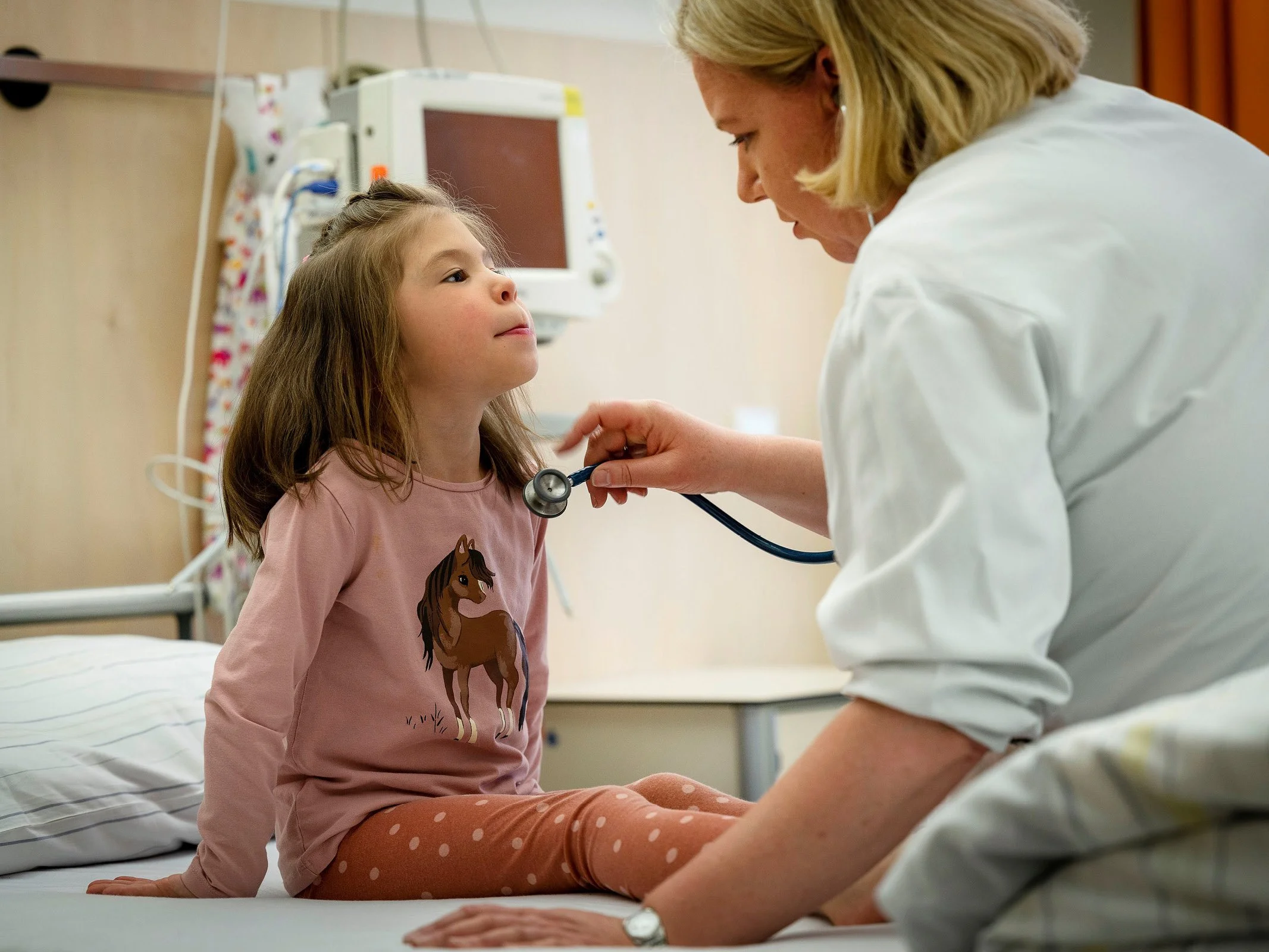 Ärztin untersucht ein Mädchen im Rahmen der Arbeit des Forschungszentrums young.hope