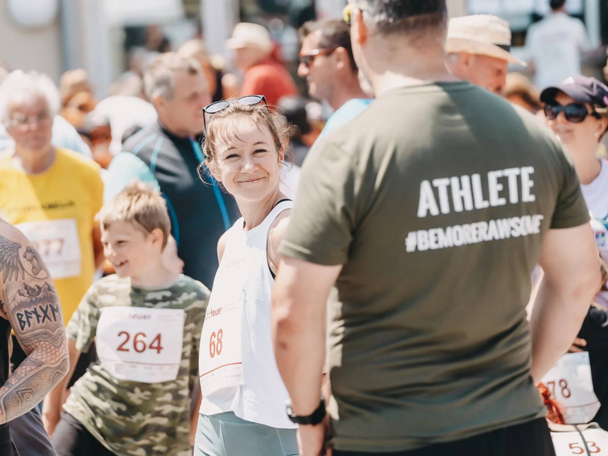 Läuferin und Läufer gemeinsam auf der Strecke beim Charitylauf lauf:feuer 2023 in Elixhausen