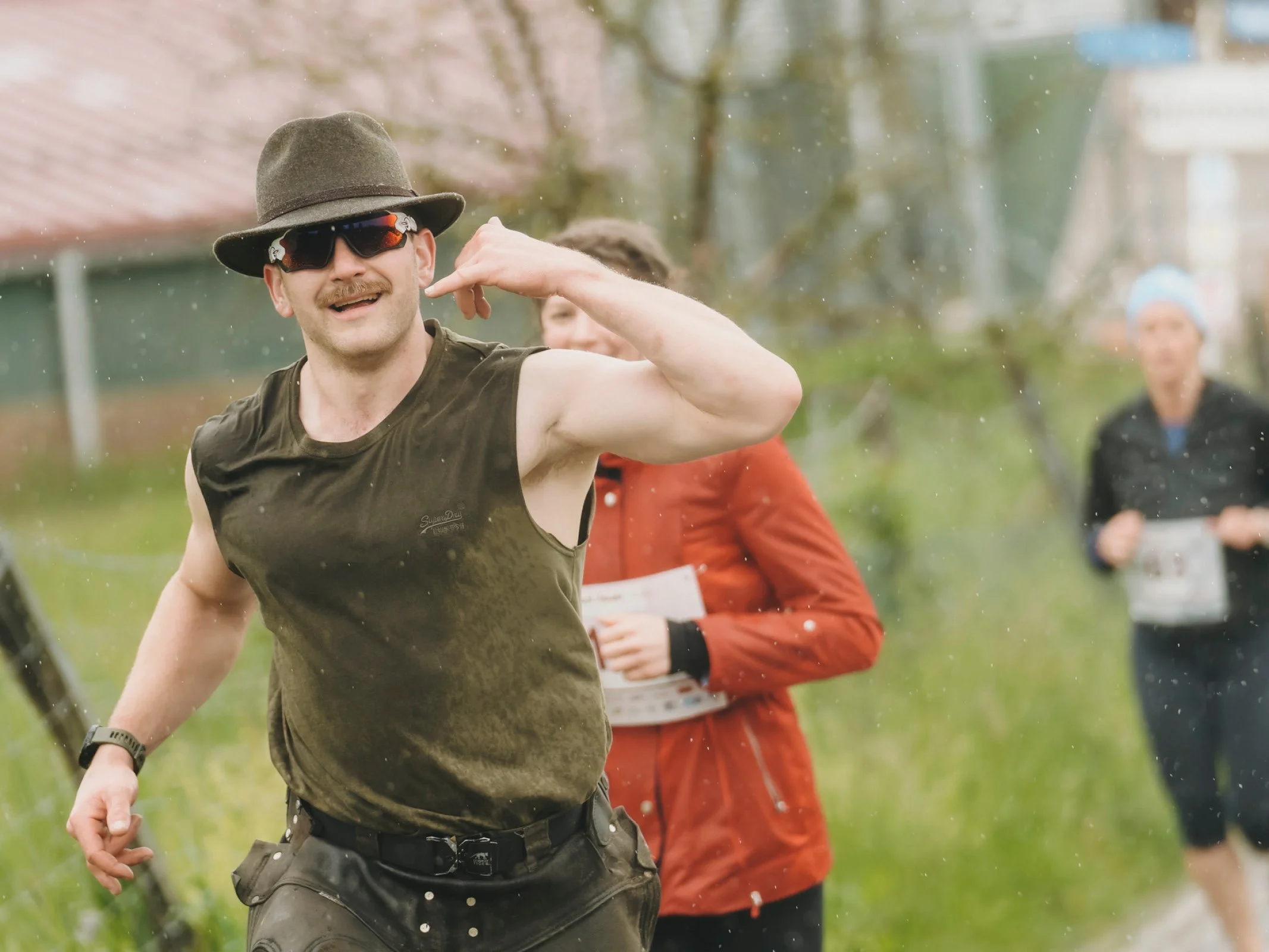 Läufer in Arbeitsuniform als Hufschmied auf der Strecke beim Charitylauf lauf:feuer in Elixhausen