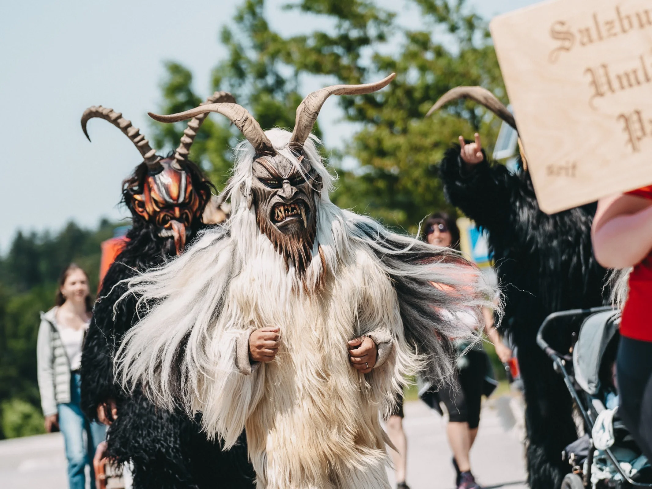 Krampusse mit Masken aus dem Salzburger Umland laufen auf der Strecke beim Charitylauf lauf:feuer 2023 in Elixhausen