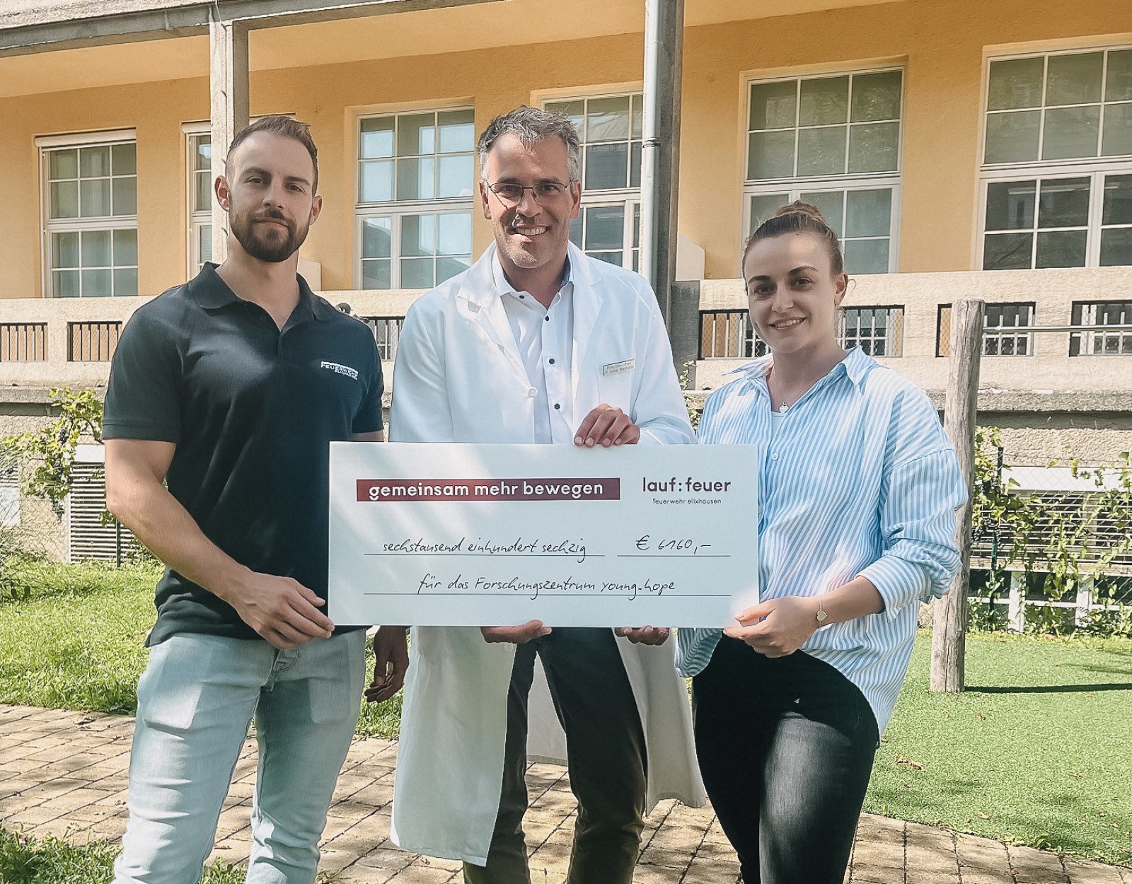 Spendenübergabe an young.hope mit Julia und Christoph Hermann sowie Dr. Daniel Weghuber nach dem Charitylauf lauf:feuer 2023