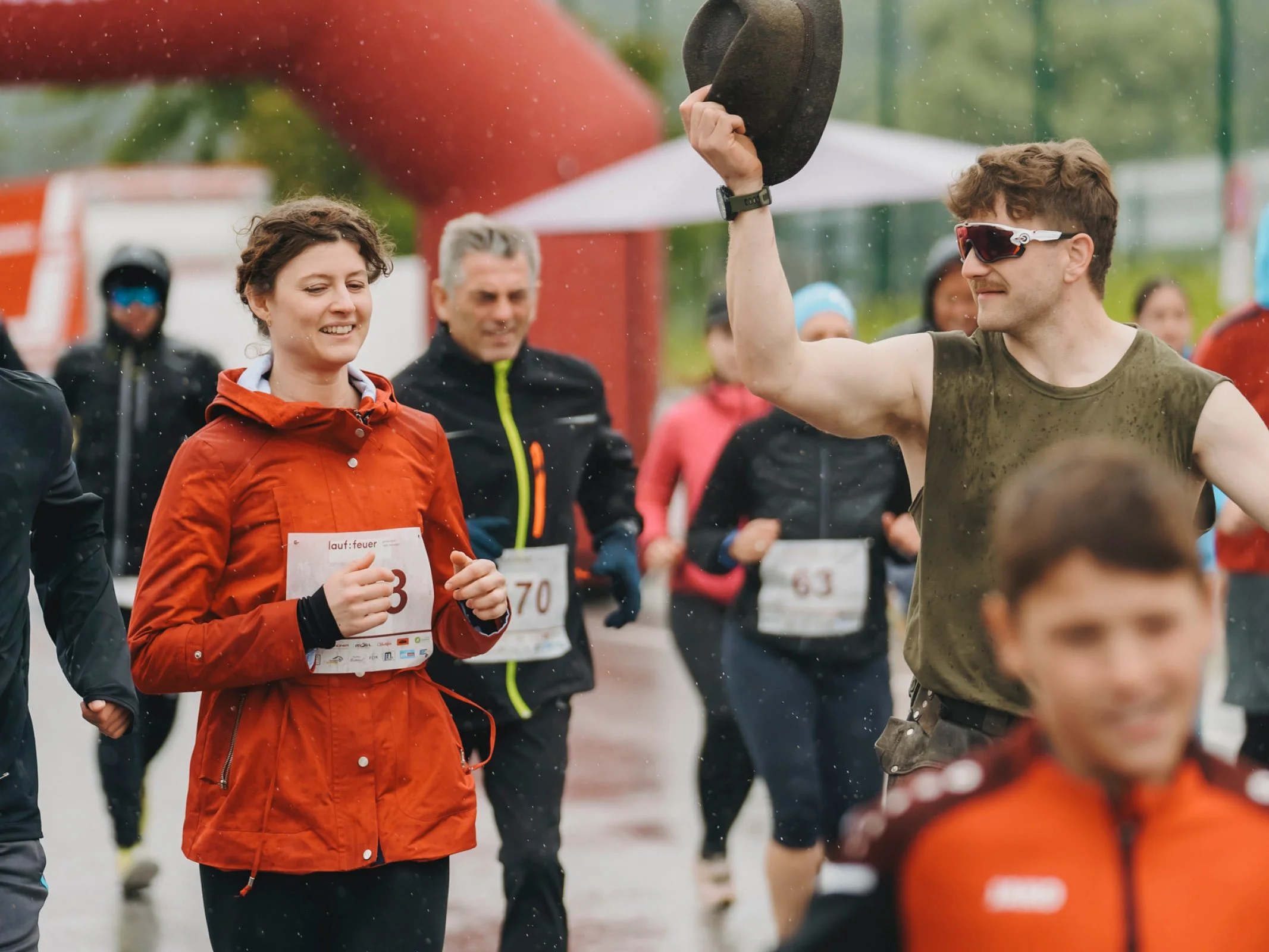 Unterschiedliche Läuferinnen und Läufer auf der Strecke beim Charitylauf lauf:feuer 2024 in Elixhausen