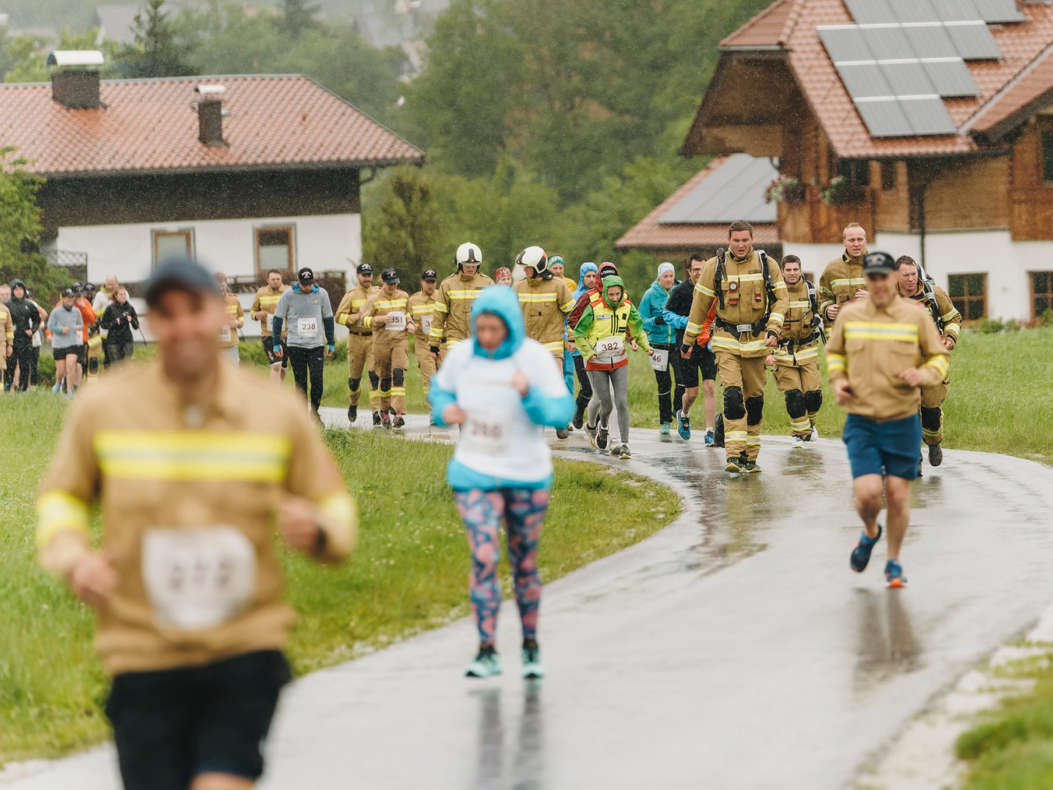 Läuferinnen und Läufer auf der Laufstrecke beim Charitylauf lauf:feuer in Elixhausen