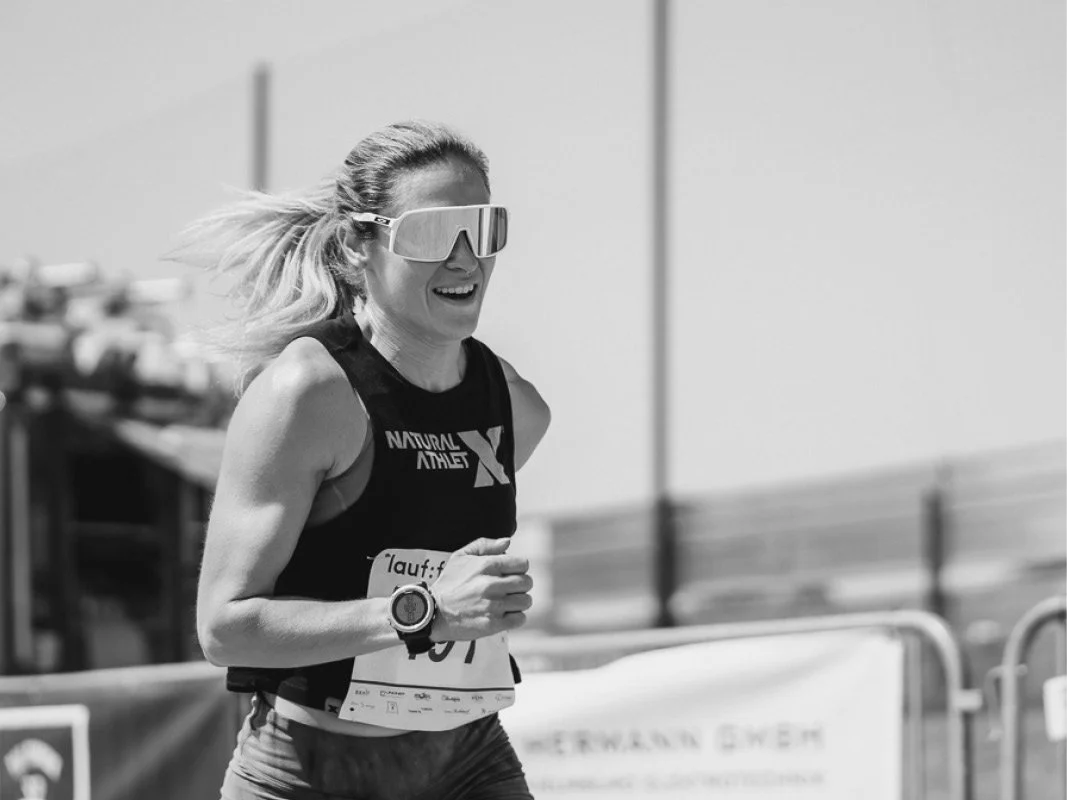 Sportliche Läuferin beim Charitylauf lauf:feuer in Elixhausen