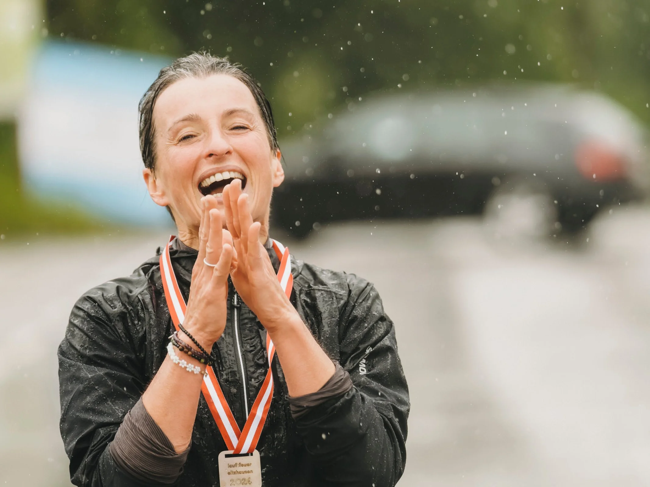 Läuferin mit sichtbaren Emotionen nach dem Zieleinlauf beim Charitylauf lauf:feuer 2024 in Elixhausen