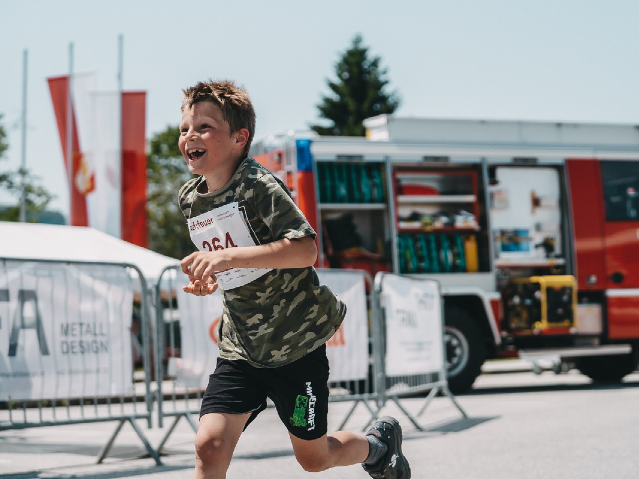 Kind auf der Laufstrecke beim Charitylauf lauf:feuer 2023 in Elixhausen