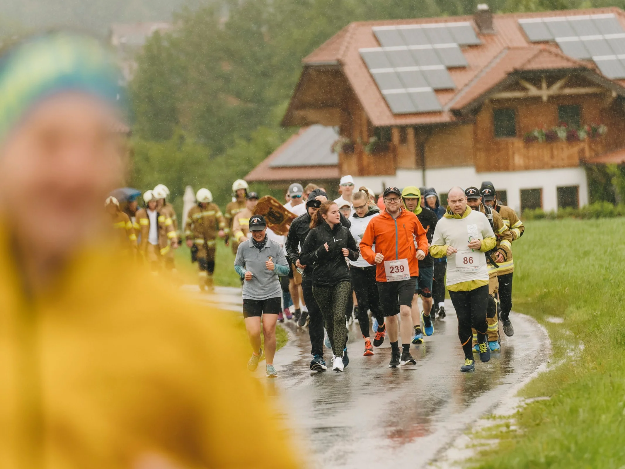 Große Gruppe von Läuferinnen und Läufern auf der Strecke beim Charitylauf lauf:feuer 2024 in Elixhausen