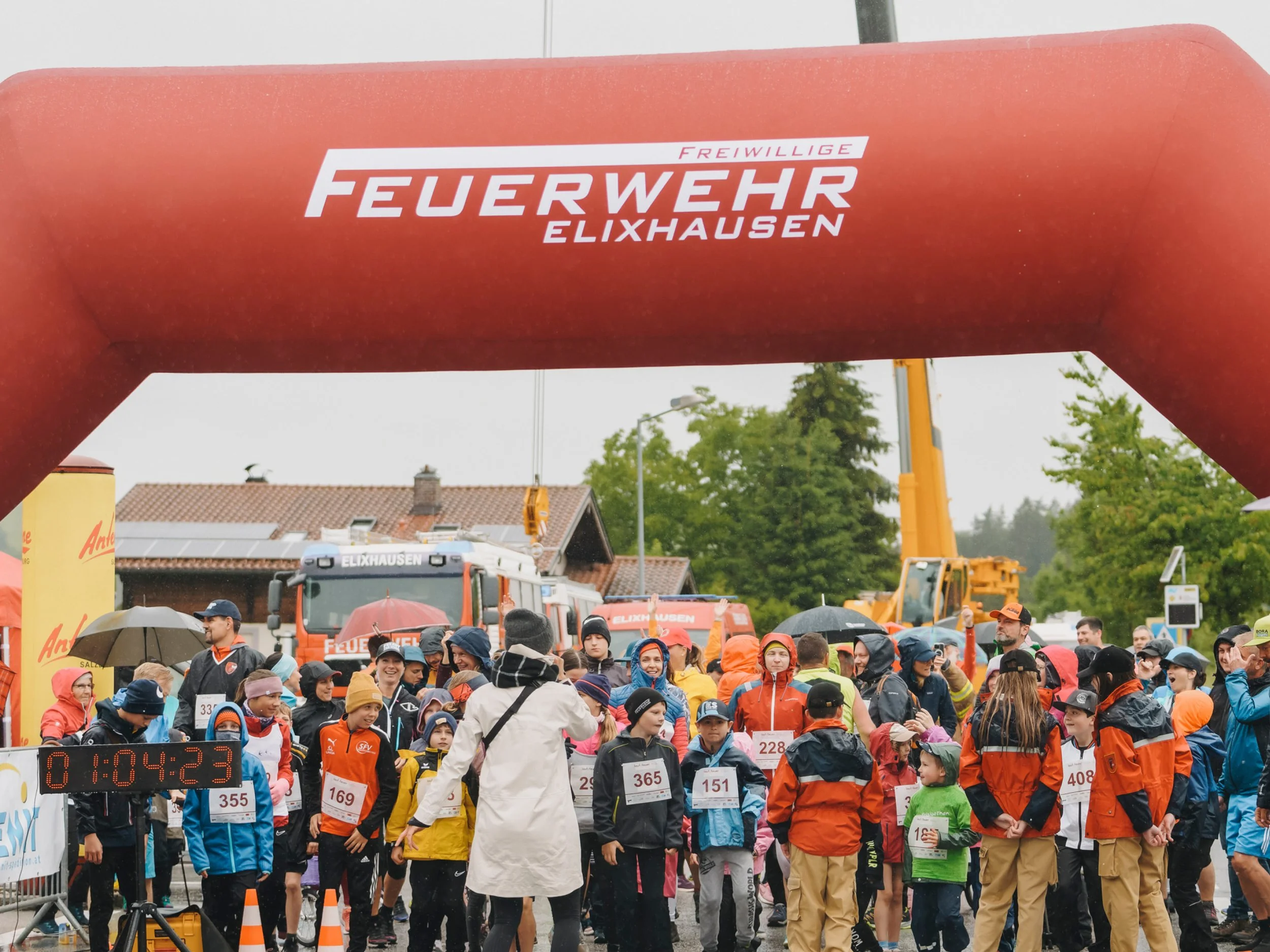 Startbereich beim Charitylauf lauf:feuer in Elixhausen beim Warm Up mit Theresa Rosenstatter von Root and Flow