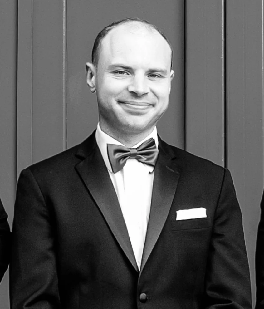 Headshot of Robert Walker Cohen, CEO of Elegant Ink. Specializes in Executive Ghostwriting, Thought Leadership, and Editor in Chief Services in Greater New York and Bay Areas.