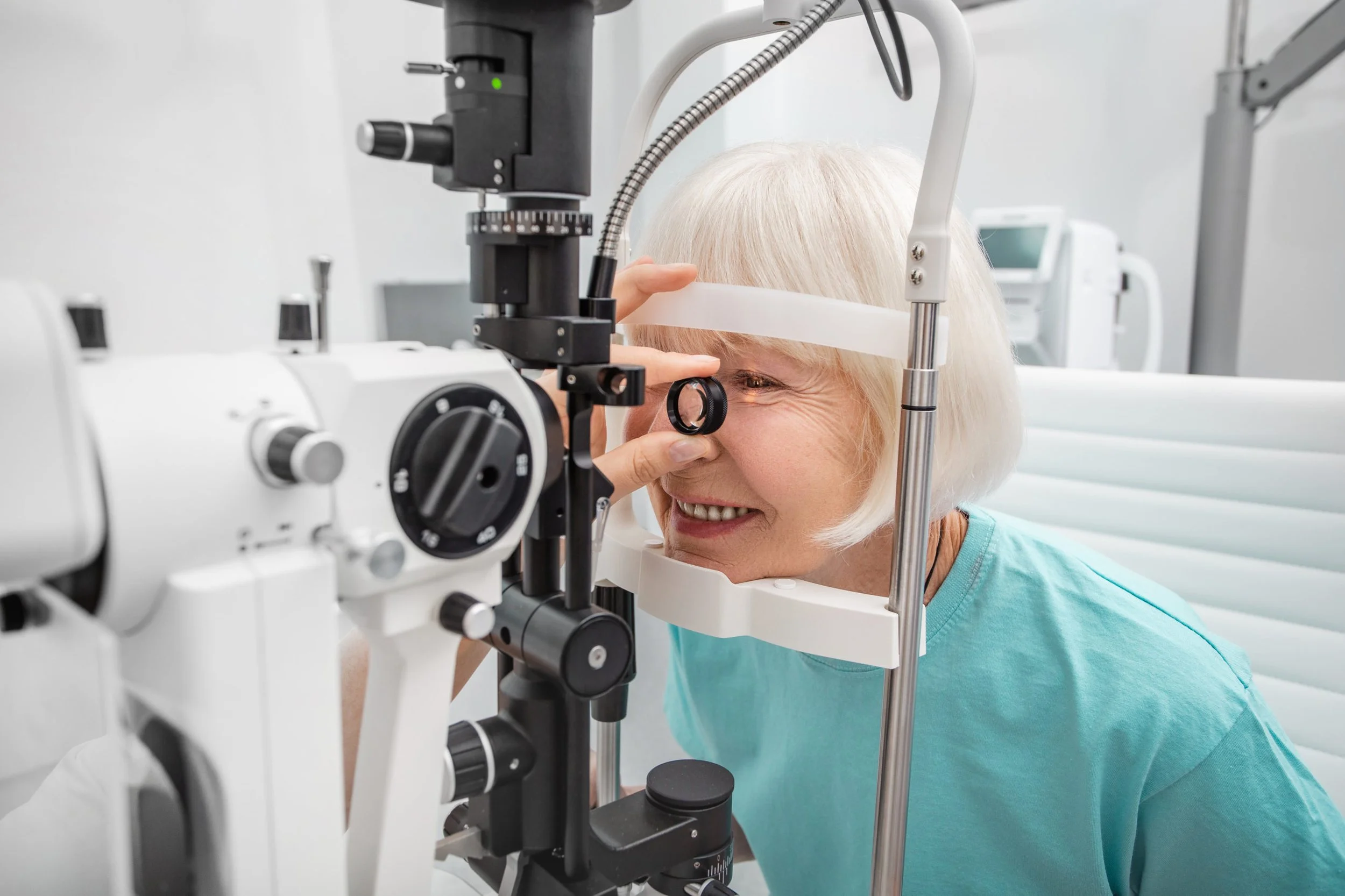 optometrist evaluating ocular emergency
