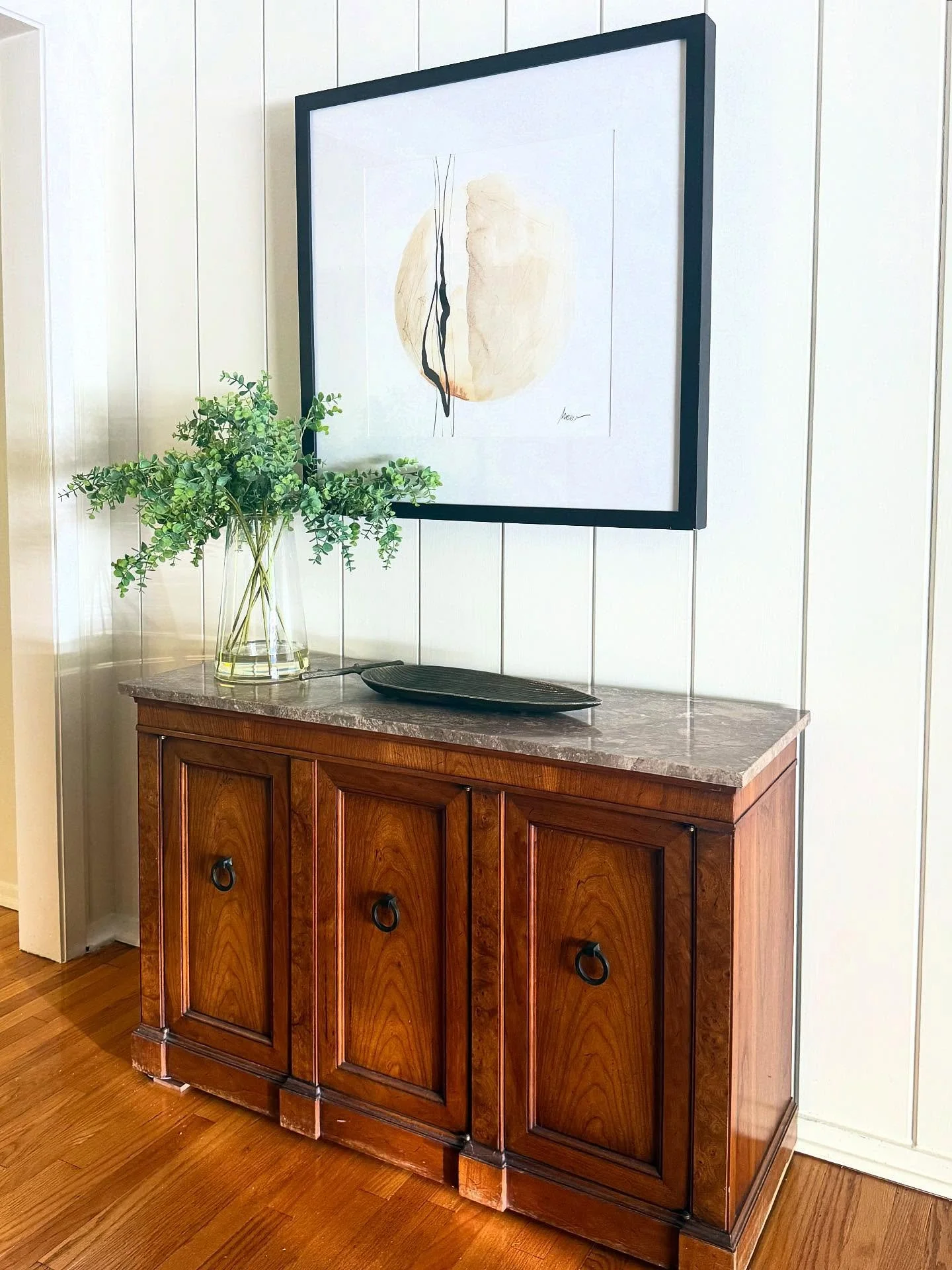 The entry. First transition from the outside world to home. The first thing you see when you walk through the door- a place for your keys, purse, mail or shoes. Your command center if you will 📥

We love this warm inviting entry from an install coup